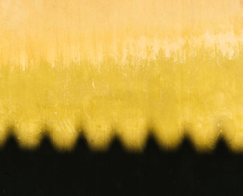 schatten-auf-gelber-wand